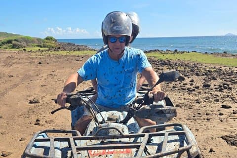 Lokale Nevisian Kittitian oplev skjulte stier atv