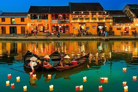 Hoi An nach dunklen leuchtenden Laternen und Bootsfahrt