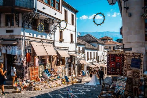 Gjirokastër wandeltochten : Bazaar&Ali Pasha brug/kasteel & Zekate