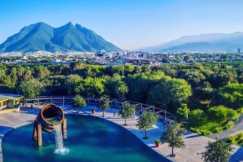 Boottocht langs de Santa Lucía-rivierpromenade in Monterrey.