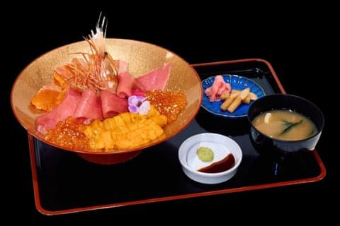 Premium skål med skaldyr og sushi fra Toyosu Market