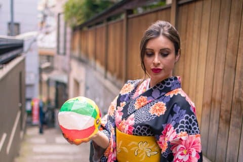 Tokyo Kimono Vestizione e noleggio con restituzione postale prepagata