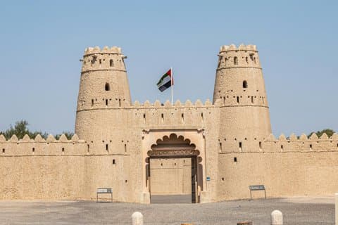 Tour di Al Ain con oasi, forti, montagne e altro da Abu Dhabi