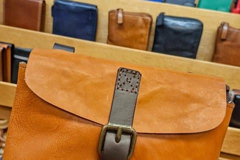 Expérience de magasinage en cuir de Lucques avec un expert local