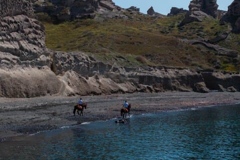 Tour privado de Santorini a caballo a la playa de Vlychada