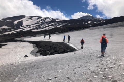Etna Mezza Giornata Avventura Crateri Grotte e Sentieri Panoramici