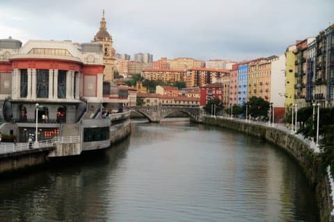 Bilbao um dia como um local ao redor da cidade