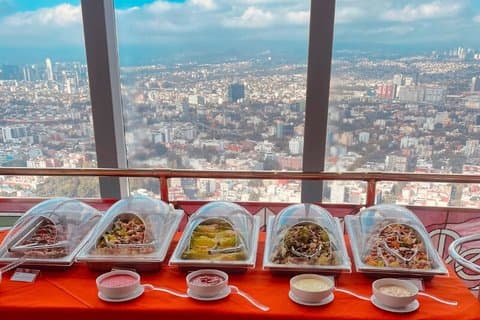 Brunch mit Aussicht in einem Drehrestaurant