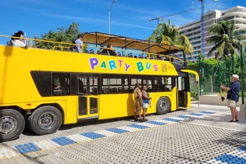 Cancun Party Bus dagtour winkelen Tequila proeven en karaoke