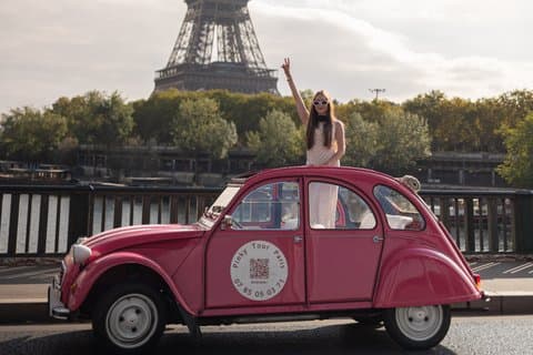 Emily i Paris Tour - i en pink Citroën 2cv