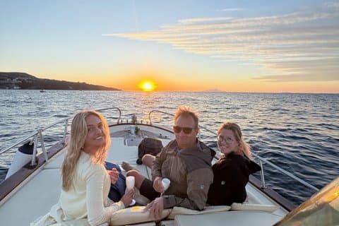 Experiencia privada en barco de una hora de oro desde Marina Grande