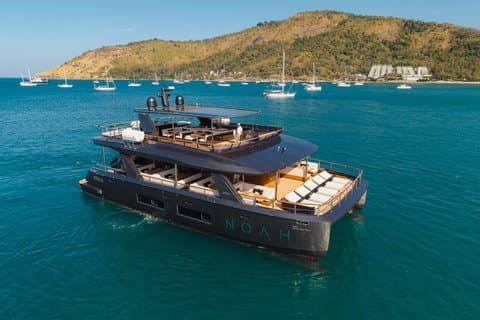 Phi Phi Islands dagstur med buffet og DJ av Noah Yacht