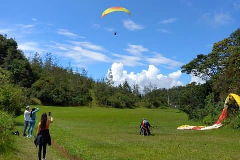 Passeio de barco com voo de parapente em Guatapé