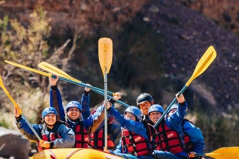 Experiência de rafting e degustação de vinhos. Almoço e transporte incluídos.