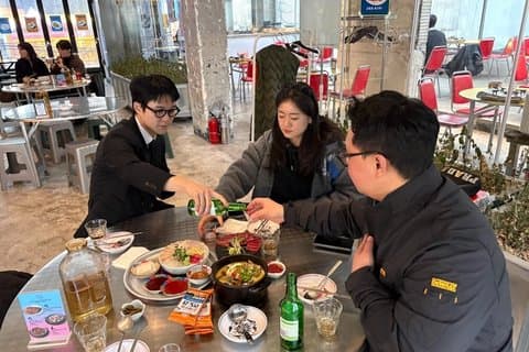 Soju Bomb 101 : Maître Coréen Étiquette de boisson & Karaoké