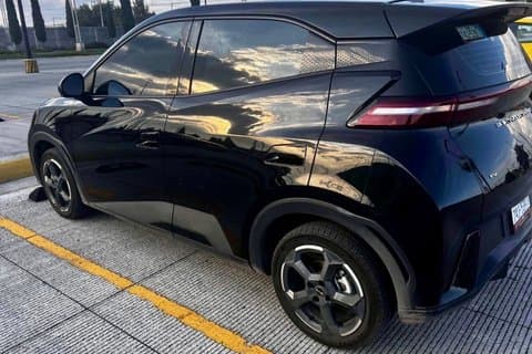 Trasferimento elettrico privato dall'hotel all'aeroporto per 3 passeggeri