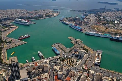 Traslado privado desde el puerto del Pireo al aeropuerto de Atenas con Meet & Greet