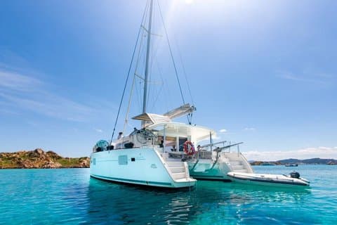 Privé catamaranrondvaart door de Maddalena-archipel vanuit Cannigione