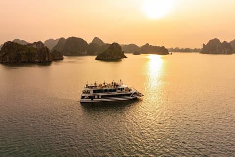 Excursion d'une journée dans la baie d'Halong avec kayak et déjeuner en croisière Diamond