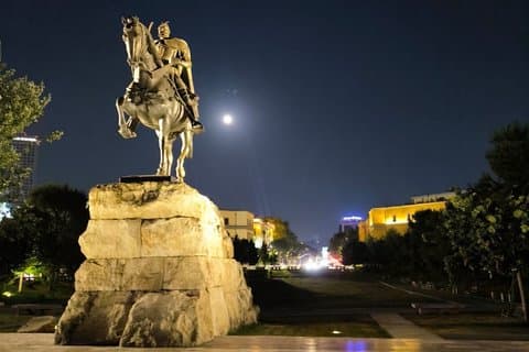 Hoogtepunten van Tirana, Promenade wandeling met een lokale vriend