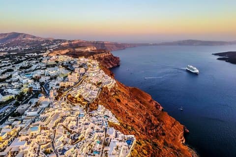 Helikoptervlucht boven de iconische landschappen van Santorini