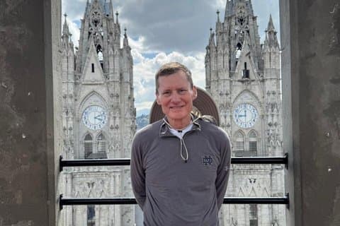 Tour por la ciudad de Quito : Experiencia Teleférica & del Medio Mundo