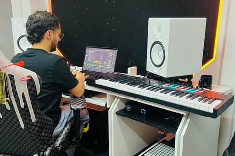 Optag din egen musikvideo i Medellins Studio