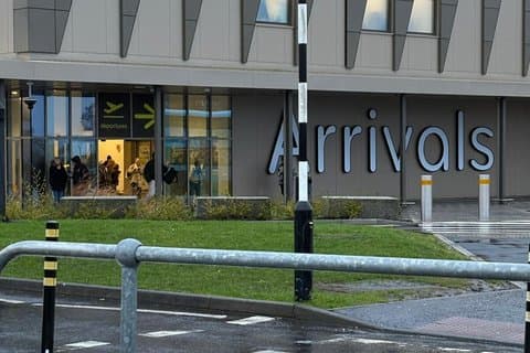 Trasferimento privato dall'aeroporto di Belfast al centro città