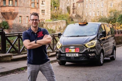 Halvdagshøydepunkter av Edinburgh i en svart taxi