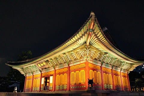 Tour notturno del Palazzo Deoksugung di Seoul con Guida professionale