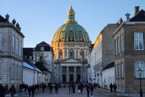 Private Walk & Canal Tour: Highlights + Changing of the Guards