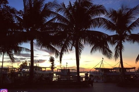 Aproveite o pôr-do-sol e a pesca noturna de calamares
