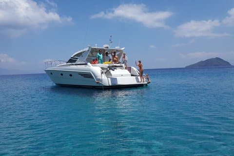 Crociera di un giorno a Atokos Pig Island e degustazione di vini
