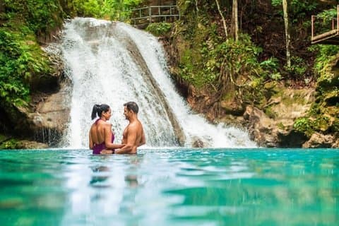 Privétour naar Blue Hole en Dunn's River Falls vanuit Negril Jamaica