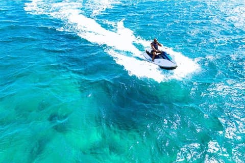 ジェットスキーおよび/またはパラセーリング（オプションのドローンビデオ付き）、モンテゴベイ