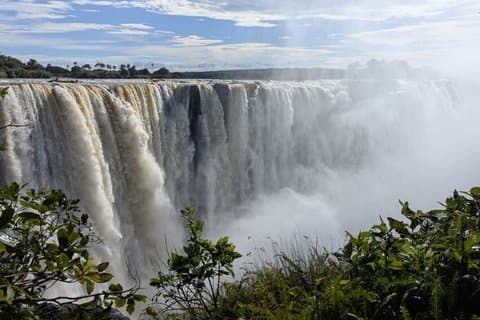 Excursão de meio dia guiada por Victoria Falls no Zimbábue e na Zâmbia