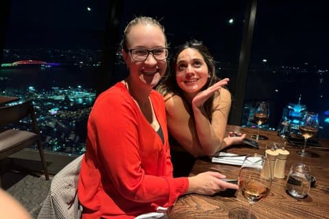 Tour notturno privato di Auckland, cena sulla Sky Tower, ponte e museo