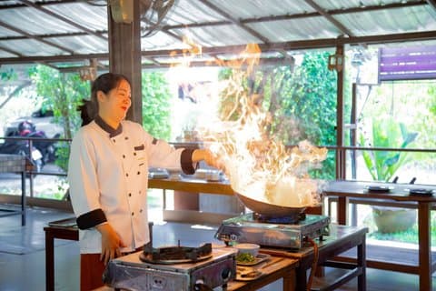 Cuisiner avec des ingrédients frais dans une ferme biologique avec marché local - Chiang Mai
