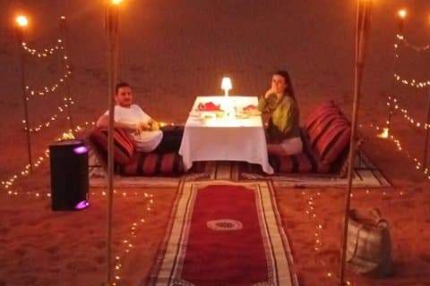Experiencia romántica en la cena de dunas en el desierto de Dubai