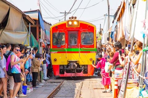 Excursão de trem Maeklong e mercado flutuante saindo de Banguecoque