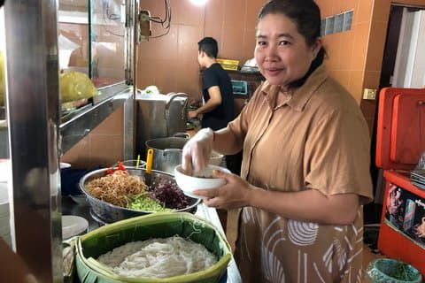 Tuktuk-Local Eats& City Highlightsによるプノンペンナイトフードツアー