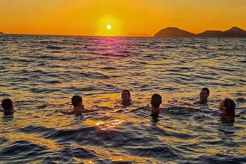 Golden Hour Sunset Cruise em Dubrovnik com bebidas