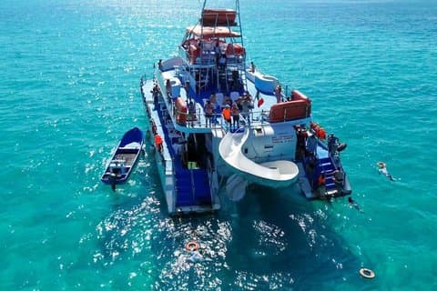 Crucero por Isla Mujeres con almuerzo y barra libre