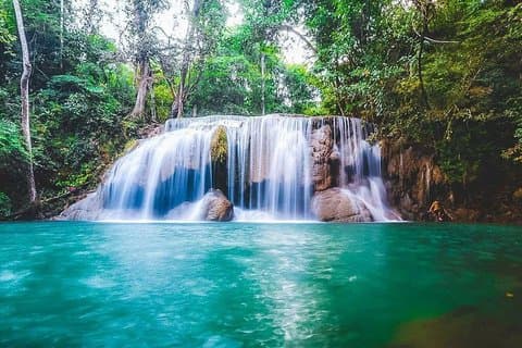 Kanchanaburi Tagesausflug River Kwai Death Railway und Erawan Falls