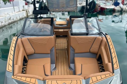 Barco privado en Marbella con bebidas y deportes acuáticos