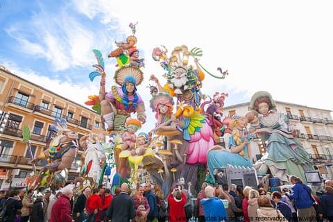 Visite des Fallas : Découvrez avec nous la lumière et l’âme des Fallas.