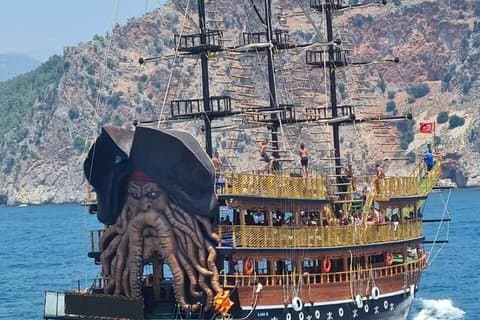 Piratenboottour Alanya met schuim, lunch, frisdranken, transfer