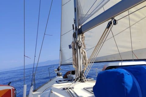 Passeios de barco à vela a partir de Messina: Explore a beleza do estreito.