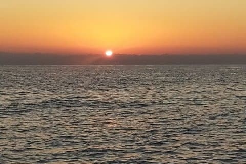 Navegación al atardecer en el Golfo de Cagliari con aperitivo