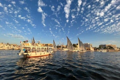 Luxor Private Motorboat Ride & Karnak Show de som e luz